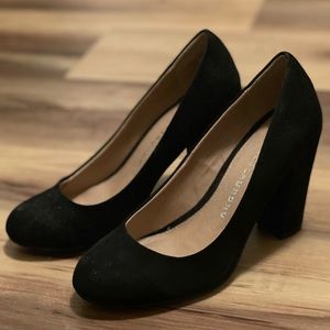 Black suede chunk heel pumps NWOT